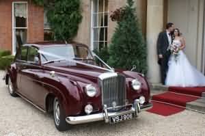 More great colour contrasts with this 1962 burgundy Bentley S2 and a beautiful 1925 dark blue Oakland Open Tourer